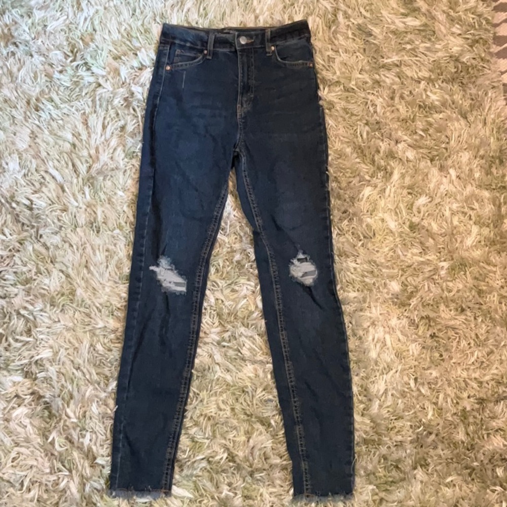 Distressed blue skinny jeans